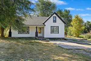 View of front facade featuring a front yard