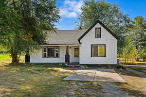 View of front facade featuring a front yard