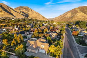 Birds eye view of property featuring a mountain view