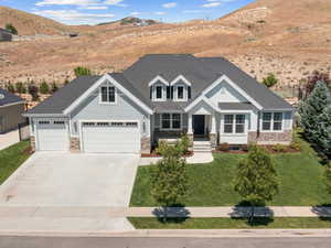 Craftsman-style house with a porch, a front lawn, and a mountain view