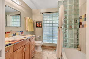 Main level bathroom with shower / tub combo