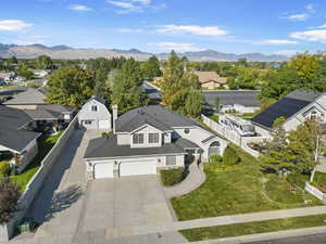 Aerial view with a mountain view