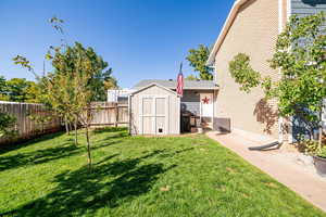 View of yard with a shed