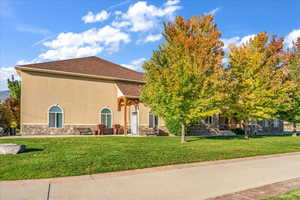 View of front of property featuring a front yard