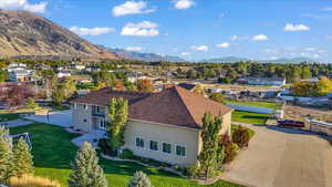 Bird's eye view with a mountain view