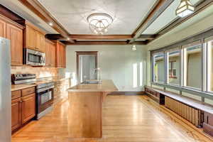 Breakfast bar and bay window