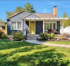 View of front facade featuring a front yard