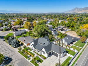 Drone / aerial view featuring a mountain view