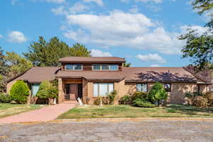 View of front facade featuring a front lawn