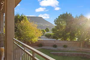 Mountain View From Spacious Balcony