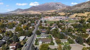 Aerial view with a mountain view