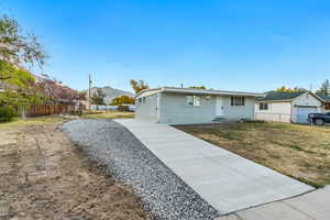 View of front of house featuring a mountain view and a front yard