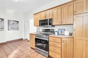 Unit 1415 Features terra cotta floors and BRAND NEW APPLIANCES