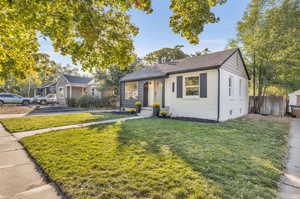 View of front facade with a front lawn