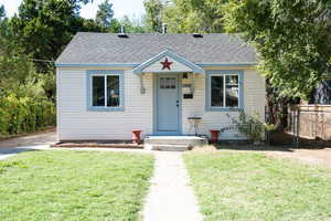 Bungalow featuring a front lawn