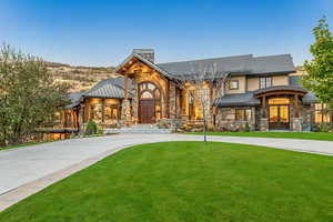 View of front of house featuring a front yard