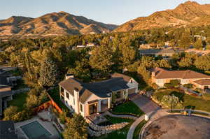 Aerial view with a mountain view