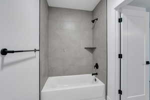 Bathroom with tiled shower / bath