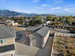 Birds eye view of property featuring a mountain view