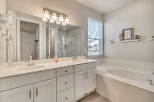 Main Bathroom, Double Vanity, Separate Tub/Shower, quartz counter tops