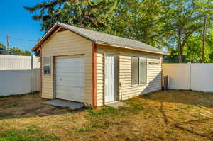 BONUS SHED/GARAGE ON SITE