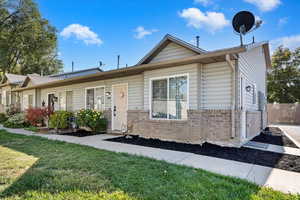 View of front facade featuring a front yard