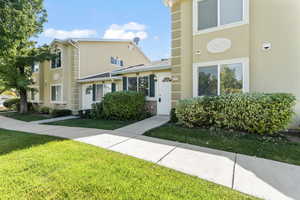 View of front facade with a front yard