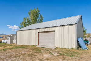 Detached garage with driveway
