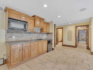 Wet bar in basement entertaining room