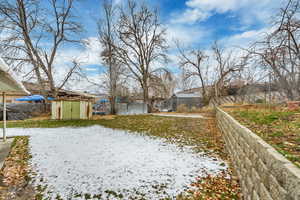 View of yard featuring a shed