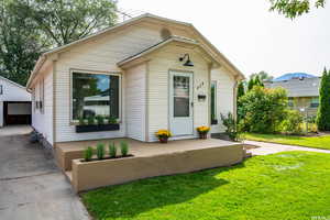 Bungalow with a front yard