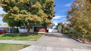 View of front of property featuring a front lawn