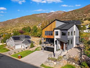 Bird's eye view with a mountain view