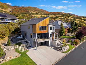 Bird's eye view with a mountain view