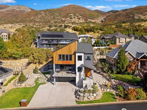 Bird's eye view with a mountain view