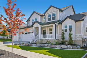 Craftsman house featuring a front lawn and a porch