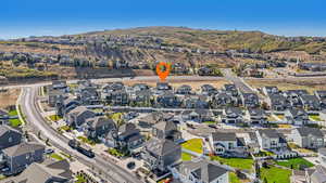 Birds eye view of property featuring a mountain view