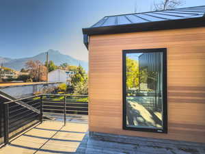 Balcony featuring a mountain view