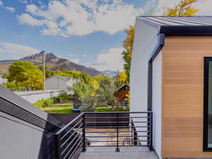 Balcony featuring a mountain view