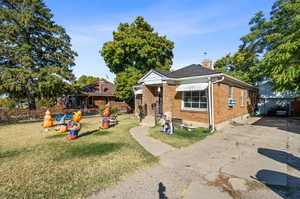 Bungalow featuring a front yard