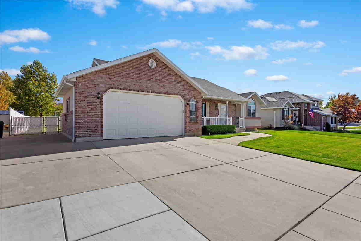 4132 S 2300 W Roy UT (2029884) Mountain Luxury