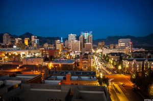 Stunning Views of Downtown at Night - Roof Top Deck!