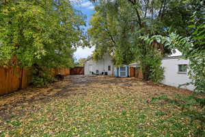 View of yard featuring a shed