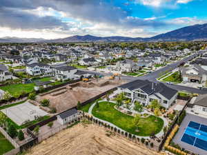 Aerial view with a mountain view