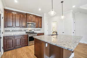 Upgraded tile backsplash, Stainless steel appliances, granite countertops