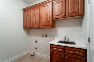 SINK/LOTS OF CABINETS