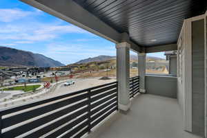 Balcony featuring a mountain view