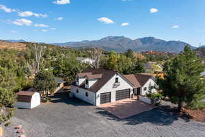 Birds eye view of property featuring a mountain view