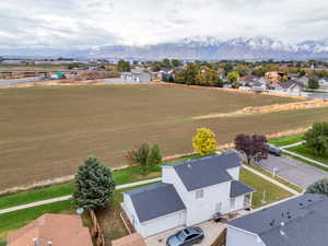 Aerial view with a mountain view