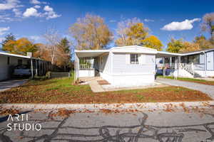 Manufactured / mobile home featuring a carport